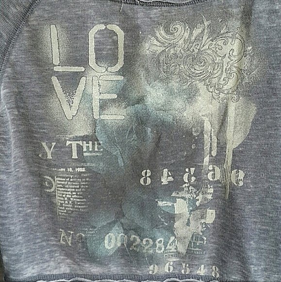 MUDD Soft Heather Gray Raw Edge Distressed Graphic Print Crop Light Sweater - Picture 11 of 14